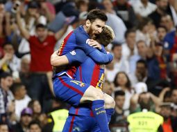 El rosarino se abraza con Rakitic, el otro goleador de la noche madrileña El rosarino se abraza con Rakitic, el otro goleador de la noche madrileña