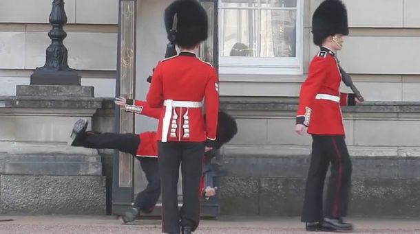 Un guardia del Palacio de Buckingham se resbaló y cayó al suelo en pleno acto