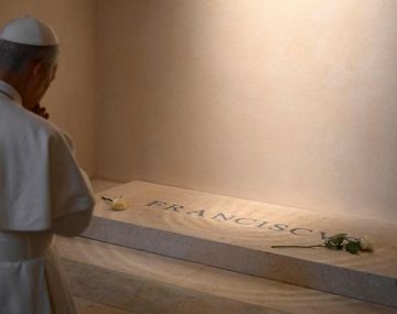 La oración de León XIV ante la sencilla tumba de Francisco.