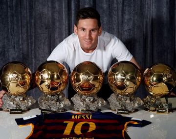 El más ganador de la historia: Messi posó con sus cinco Balones de Oro