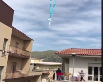 Los argentinos varados en Italia lanzaron un rosario de globos