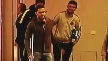 un referente: en muletas, gago acompana al plantel de boca un referente: en muletas, gago acompana al plantel de boca