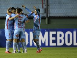 mientras pelea el descenso, arsenal aplasto al juan aurich y avanzo en la copa mientras pelea el descenso, arsenal aplasto al juan aurich y avanzo en la copa