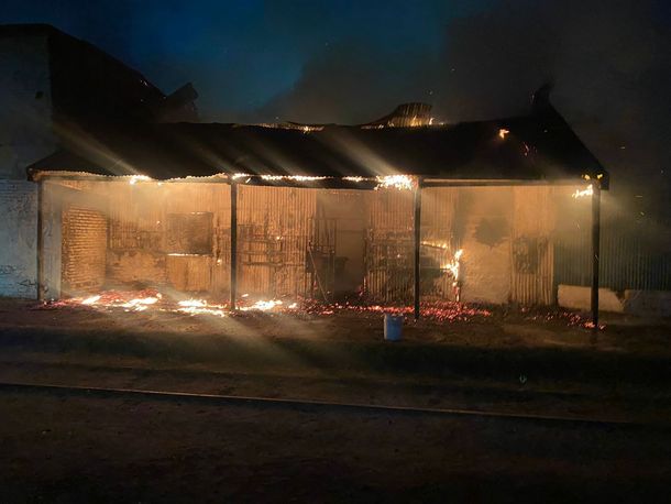 Impresionante incendio en la estación de Villa Fiorito