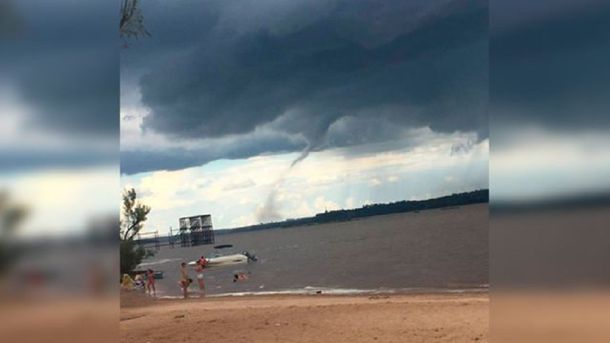 Impresionante video de un tornado en una playa de Entre Ríos