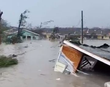El huracán Dorian llegó a las Bahamas con alerta máxima: impactantes videos de los destrozos