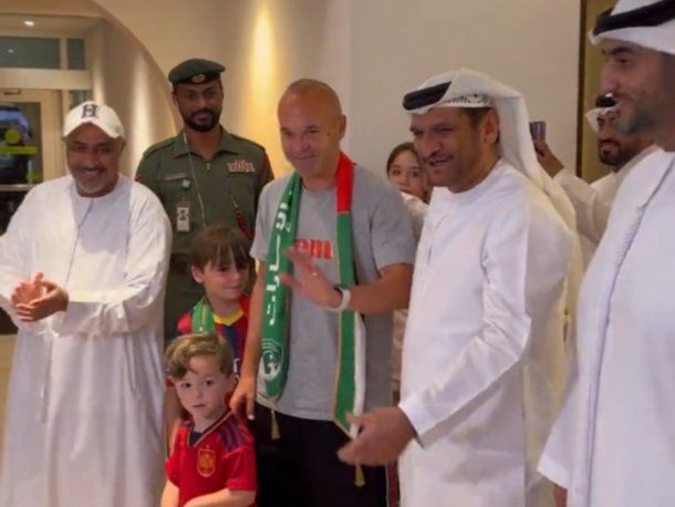 Ni con Messi ni en Argentinos: Andrés Iniesta ya fue presentado en su nuevo club