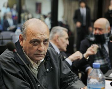 El ex agente civil de inteligencia del Ejército durante la dictadura militar argentina (1976-1983) Raul Guglielminetti (i) observa junto a Ruben Visuara (d), ex teniente coronel del Ejército argentino (Archivo)