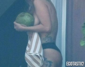Una cantante hizo un topless tapada por unos cocos