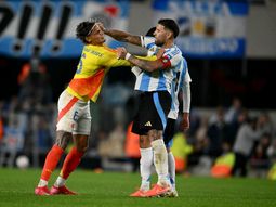 El cruce entre Otamendi y Richard Ríos en el final del partido: Estás viejo...