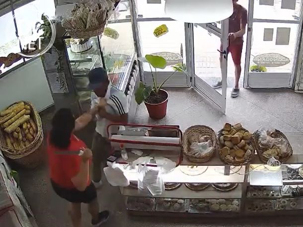 Video: una panadera se enfrentó a cuchillazos a un ladrón que intentó robarle