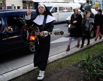 Cristian Aldana fue a una marcha en su contra vestido de monja
