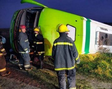 Volcó un micro que iba rumbo a La Plata y al menos cuatro personas perdieron la vida