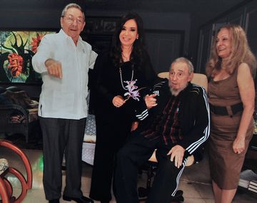 Difunden las fotos de CFK con los hermanos Castro en Cuba