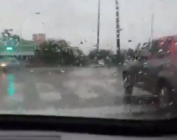 Con su Fitito intentó cruzar una calle inundada