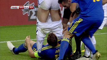 Edin Dzeko le bajó los pantalones a un rival y fue expulsado. Edin Dzeko le bajó los pantalones a un rival y fue expulsado.