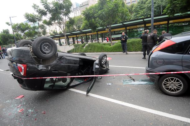 Robaron un auto, escapaban de la policía y volcaron en plena 9 de Julio