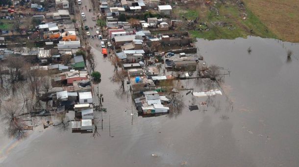 En Uruguay las aguas no bajan y ya hay más de 4 mil personas evacuadas