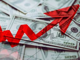 El dólar se disparó otros 25 centavos al récord de $30,85