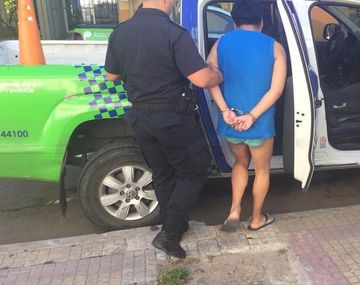 Una mujer fue asesinada a puñaladas en La Plata y detienen a su vecino.