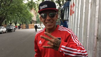 Sarmiento, con el buzo de Newells Sarmiento, con el buzo de Newells