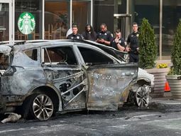 Impresionante video: un auto explotó en pleno distrito financiero de Manhattan y desató momentos de tensión Impresionante video: un auto explotó en pleno distrito financiero de Manhattan y desató momentos de tensión