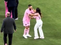 El blooper de Antonela Roccuzzo: confundió a Messi con Jordi Alba y casi le da un beso