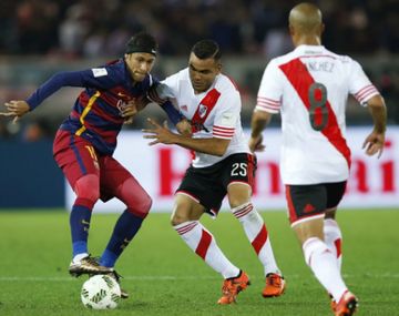 El brasileño la pisa ante la marca de Gabriel Mercado en la final del Mundial de Clubes