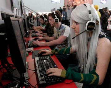 Las mujeres juegan videojuegos tanto como los hombres