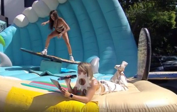 Bienvenidos a bordo: una participante quedó en topless