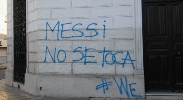 Santa Fe amaneció con pintadas contra la renuncia de Messi