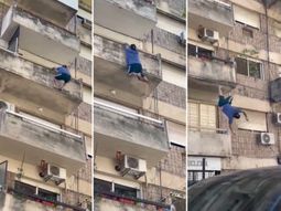 El hombre se sostuvo de la baranda del balcón hasta que el peso de su cuerpo venció la fuerza de sus brazos y cayó al vacío. El hombre se sostuvo de la baranda del balcón hasta que el peso de su cuerpo venció la fuerza de sus brazos y cayó al vacío.