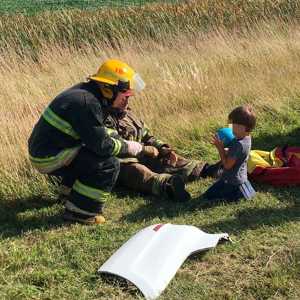 La conmovedora imagen de un bombero con un nene tras un violento accidente