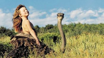una chica criada entre animales en la selva africana una chica criada entre animales en la selva africana