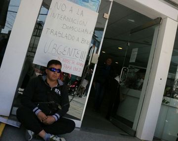 Se encadenó en la puerta de la obra social