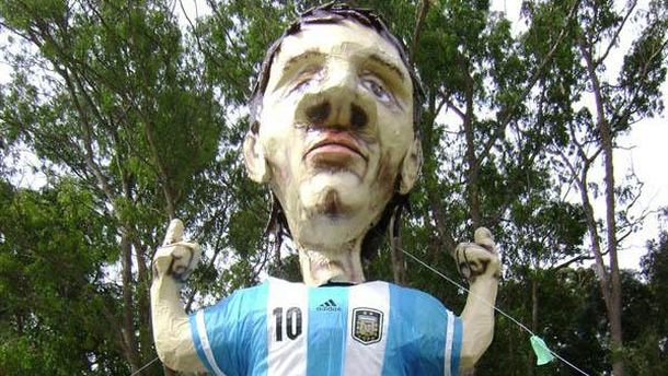 Queman un muñeco de Messi para recibir el Año Nuevo