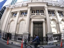 Denunciaron a las autoridades del Banco Central por prohibir la venta de pasajes en cuotas sin interés