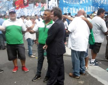 El pasado piquetero de Milei: esto decía en la marcha de Camioneros convocada por Hugo Moyano