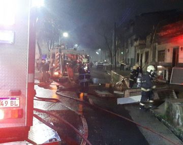 Incendio en una casa familiar en La Boca: rescataron 20 perros vivos y 10 muertos