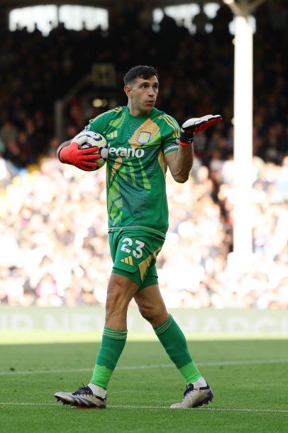 El particular festejo del Dibu Martínez tras atajar un penal en Fulham vs. Aston Villa