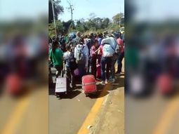 Piqueteros cortaron una ruta de Misiones y atacaron a turistas que iban al Aeropuerto de Iguazú