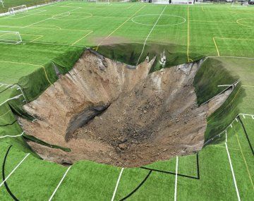 Impresionante socavón se tragó una cancha de fútbol en EEUU