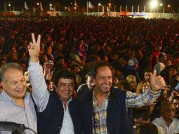 scioli acompano a espinoza en la matanza frente a mas de 80 mil personas scioli acompano a espinoza en la matanza frente a mas de 80 mil personas