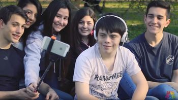 video: ¿que hace un chico con sindrome de down cuando la madre no esta? video: ¿que hace un chico con sindrome de down cuando la madre no esta?