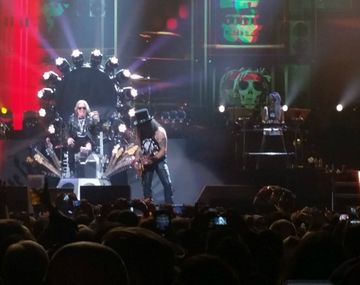 Guns NRoses inició su gira reunión en Las Vegas