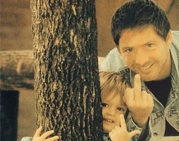 Adrián Suar y su hijo saludaron a todos los padres con una divertida foto