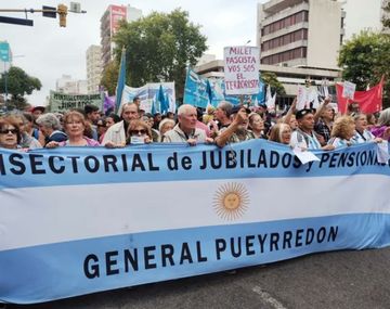 Tensión en Mar del Plata: jubilados repudiaron la visita de Milei