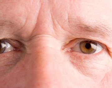 Los ojos marrones generan más confianza que los claros