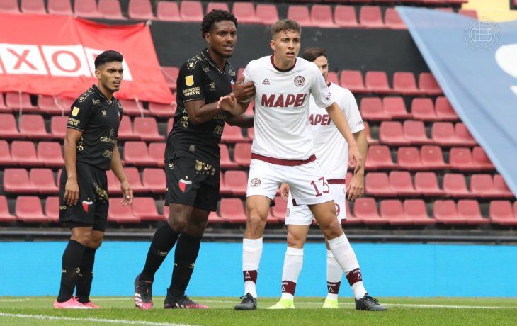 Lanús goleó al campeón Colón y quedó puntero