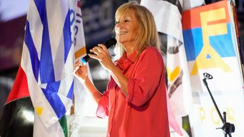 Carolina Cosse no renunciará al cargo de intendenta, sino que pedirá licencia durante la campaña electoral. Carolina Cosse no renunciará al cargo de intendenta, sino que pedirá licencia durante la campaña electoral.